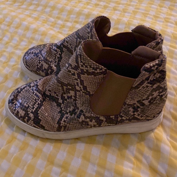 Pre-Owned Women’s Faux Snake-Skin Mid-Calf Boots. Unknown Brand. Size 40. - Picture 5 of 11